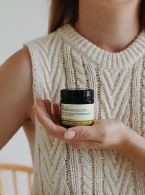 Skoncentrowany szampon o stałej konsystencji do włosów puszących się INSIGHT Anti-frizz  70 ml