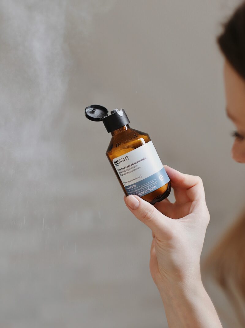Naturalny suchy szampon do włosów zwiększający objętość 40g INSIGHT DAILY USE
